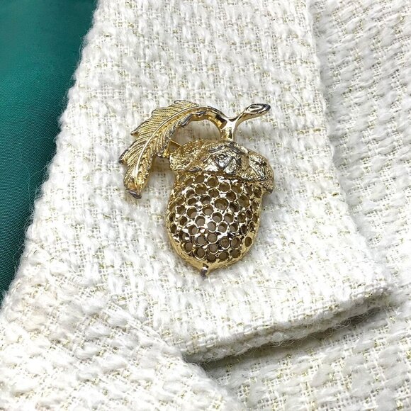 Vintage Sarah Coventry Acorn Brooch Gold Tone Signed - Picture 2 of 4